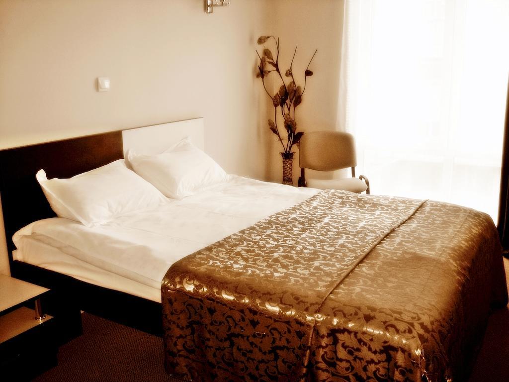 Hotel Babilon Bukarest Zimmer foto