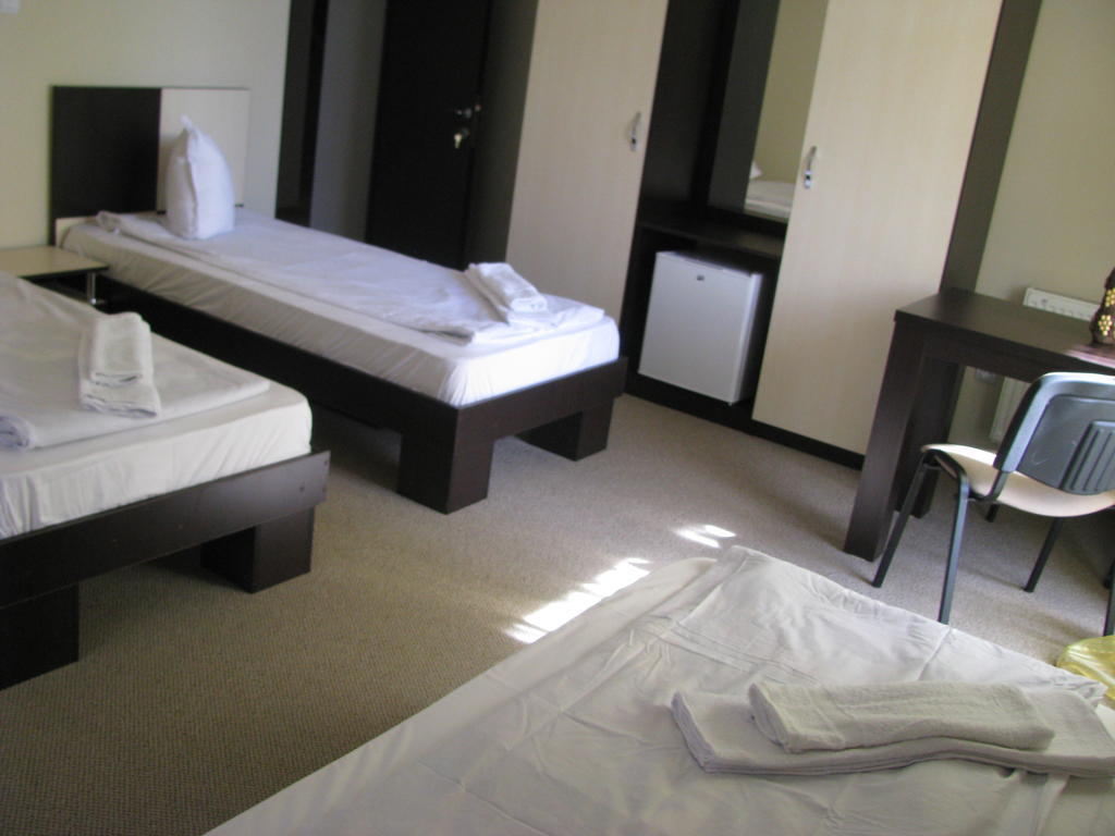Hotel Babilon Bukarest Zimmer foto