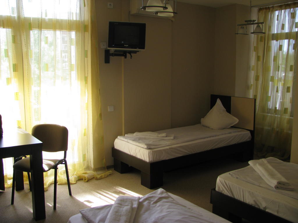 Hotel Babilon Bukarest Zimmer foto